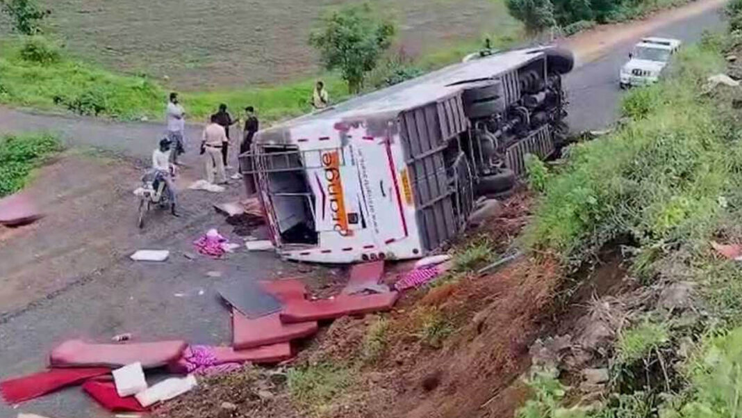 Travel bus | ట్రావెల్​ బస్సు బోల్తా.. 25 మంది ప్రయాణికులకు పైగా గాయాలు