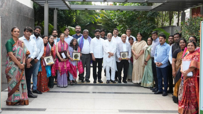Government Schools | సర్కారు బడుల్లో సాంకేతిక బోధన.. ప్రైవేటు సంస్థలతో ప్రభుత్వం ఒప్పందం