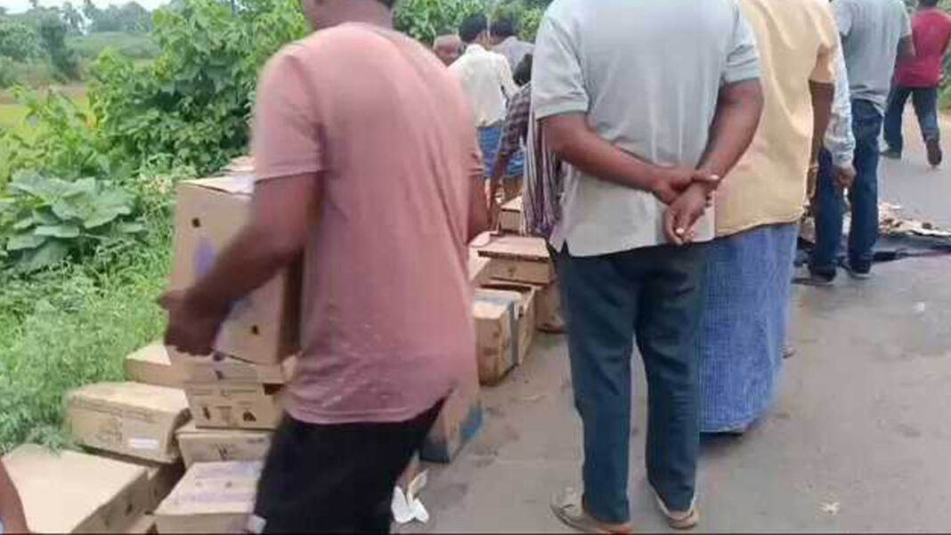 AP | మద్యం తరలిస్తున్న వాహనం బోల్తా.. రోడ్డుపై మద్యం సీసాల కోసం పోటెత్తిన జనం!