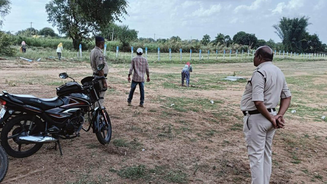 Kadiyam Srihari | కడియం అనుచరులు కబ్జా చేసిన భూమి స్వాధీనం చేసుకున్న రెవెన్యూ అధికారులు