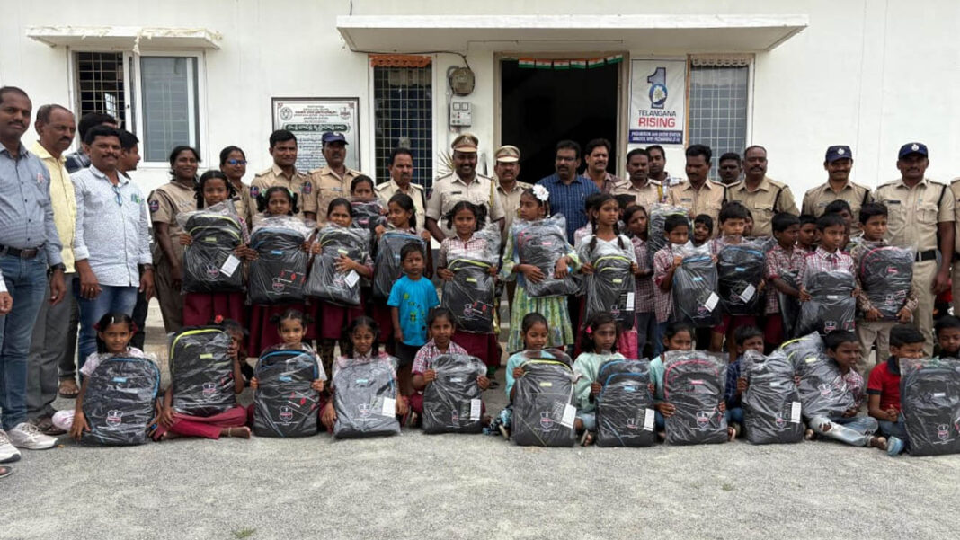 Excise Department : ఎక్సైజ్​ శాఖ ఆధ్వర్యంలో స్కూల్​ బ్యాగుల వితరణ