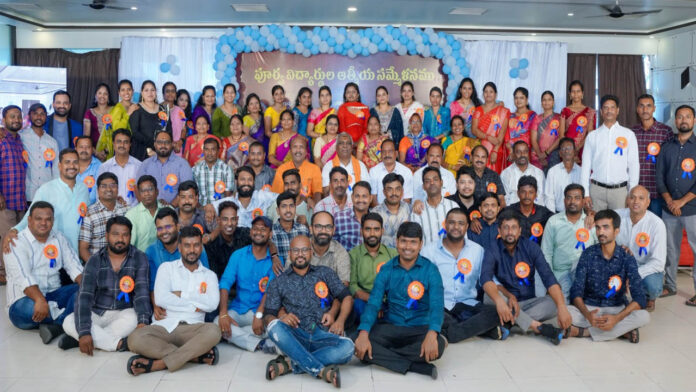 Tenth grade students | విశ్వశాంతి హైస్కూల్ 2004-05 విద్యార్థుల ఆత్మీయ సమ్మేళనం