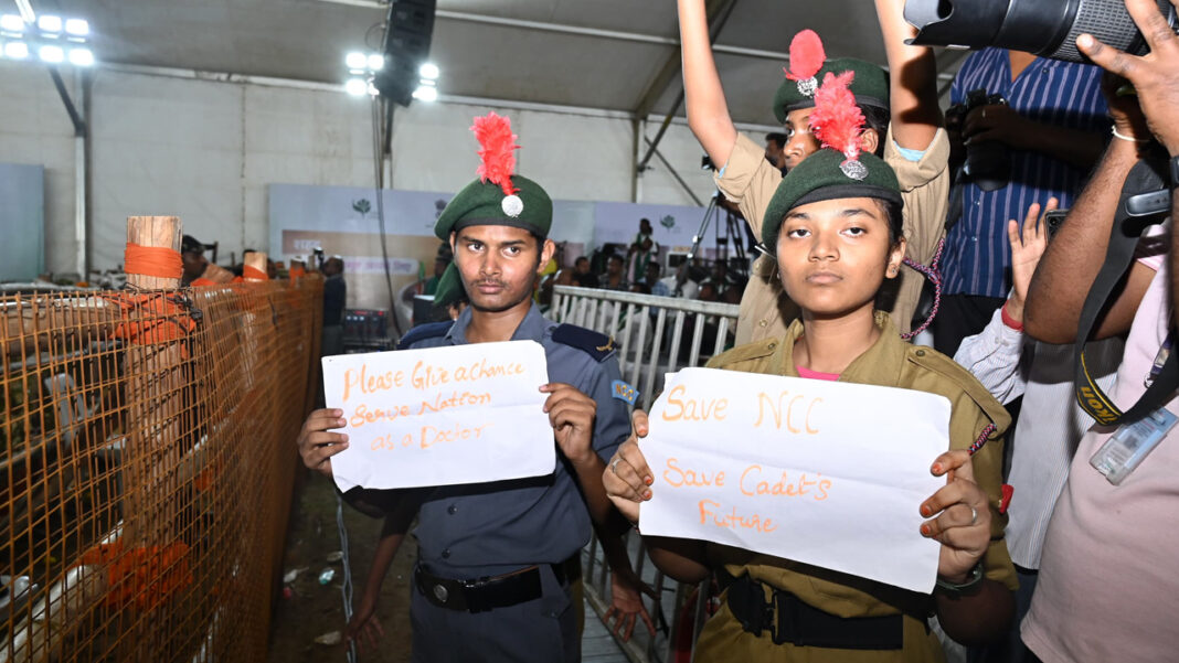 NCC Students | ఎన్​సీసీ విద్యార్థుల ప్లకార్డుల ప్రదర్శన