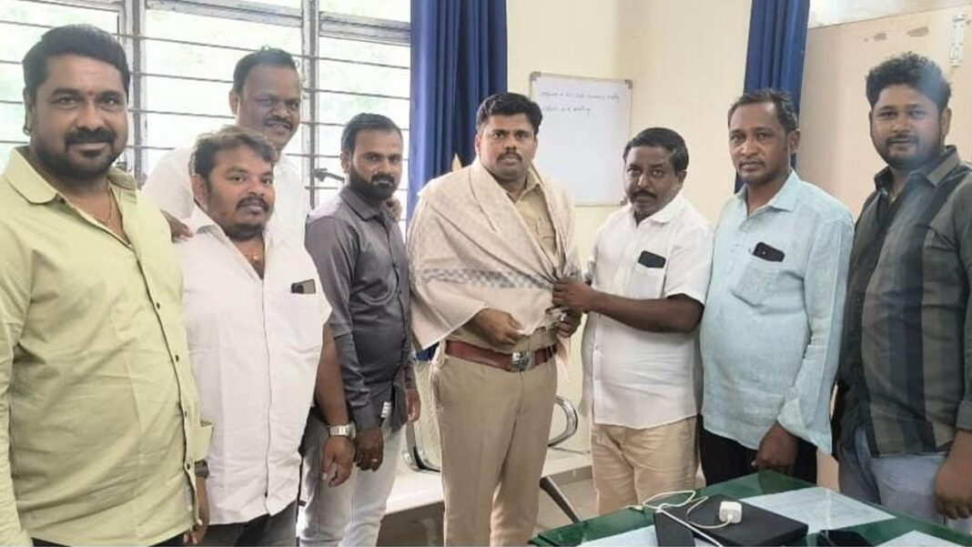 SI | భీమ్​గల్​ ఎస్ఐని కలిసిన కాంగ్రెస్ నాయకులు