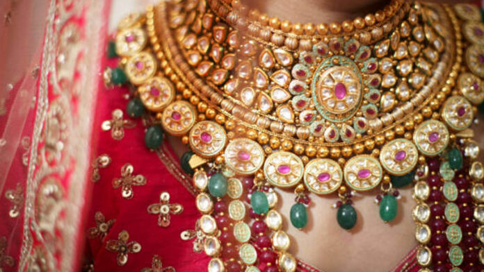 Today Gold Price | స్వ‌ల్పంగా త‌గ్గిన బంగారం ధ‌ర‌.. అయినా ల‌క్ష మార్కుకి పైనే..!