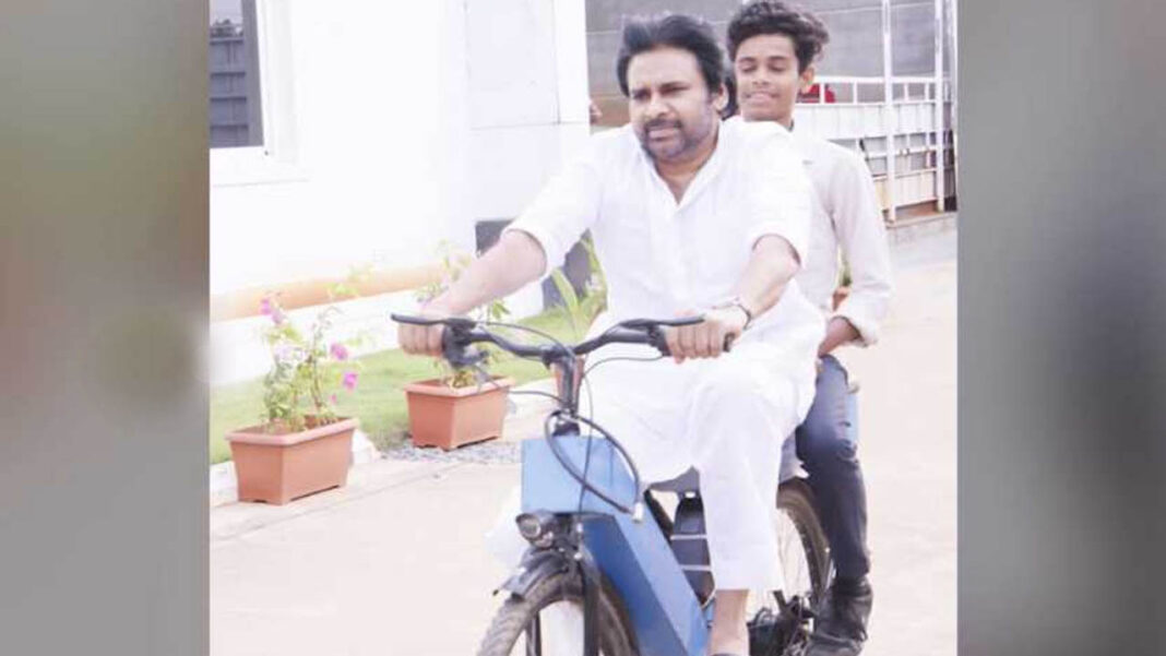 Pawan Kalyan | బ్యాటరీ సైకిల్​ రూపొందించిన ఇంటర్​ విద్యార్థి.. ముచ్చటపడి నడిపిన పవన్ కళ్యాణ్