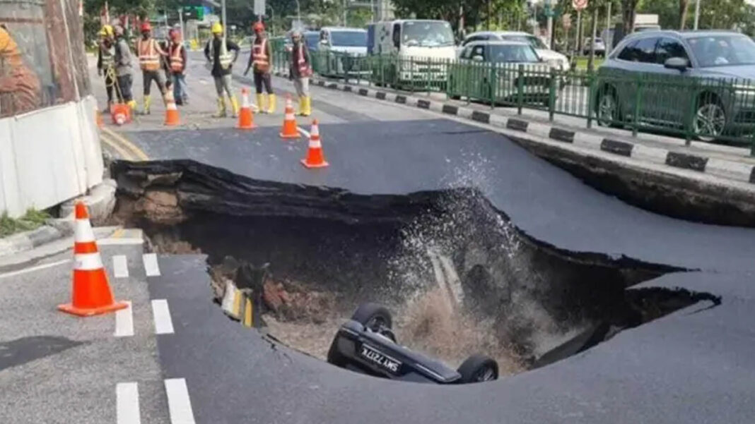 Singapore | చూస్తుండగానే కుంగిపోయిన రోడ్డు.. గోతిలో పడ్డ కారు