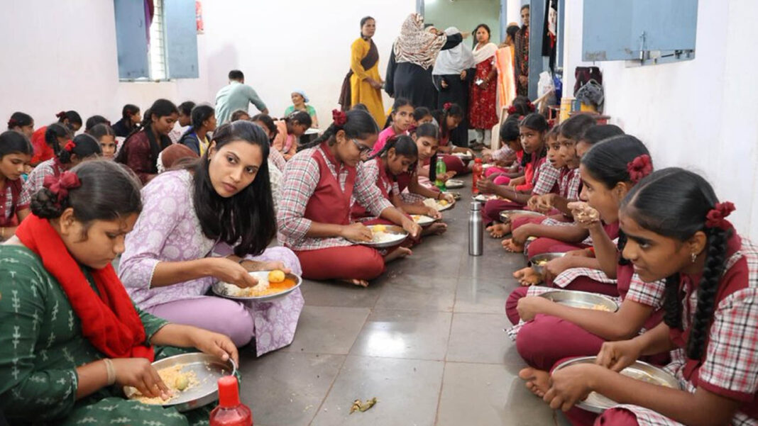 Collector Praveenya | సింప్లిసిటీకి నిదర్శనం.. బాలికలతో నేలపై భోజనం చేసిన కలెక్టర్​ ప్రావీణ్య