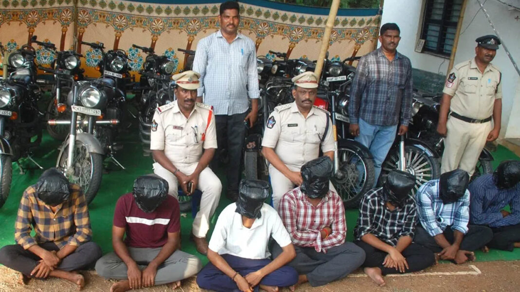 Engineering students | ఇంజినీర్లు అవుతారని పేరెంట్స్ ఆశిస్తే.. బైక్​ దొంగలయ్యారు..