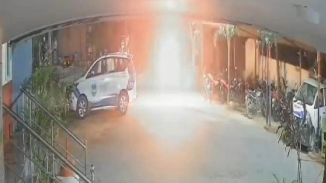 drunk drive case | డ్రంక్​ అండ్​ డ్రైవ్​ కేసులో నన్నే పట్టుకుంటారా.. అంటూ పోలీస్​ స్టేషన్​లో నిప్పంటించుకున్న తాగుబోతు