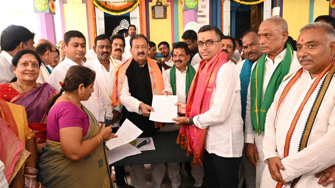 Temple Governing bodies | జెండా బాలాజీ మందిరం ఛైర్మన్​గా లవంగ ప్రమోద్​ ప్రమాణ స్వీకారం