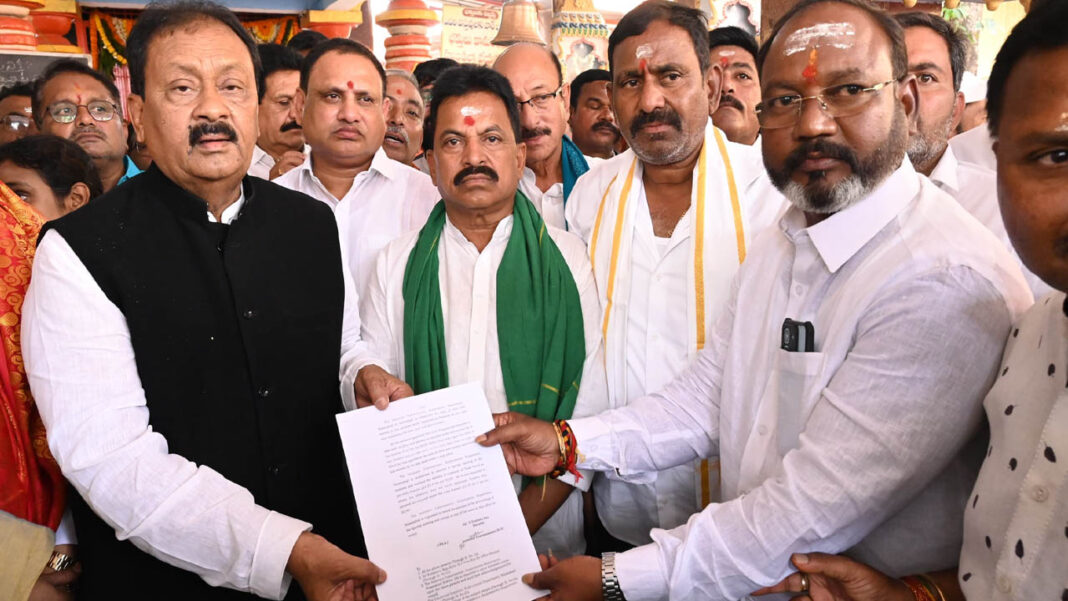 Temple Governing bodies | శ్రీ శంభు లింగేశ్వర ఆలయ ఛైర్మన్​గా బింగి మధు ప్రమాణ స్వీకారం