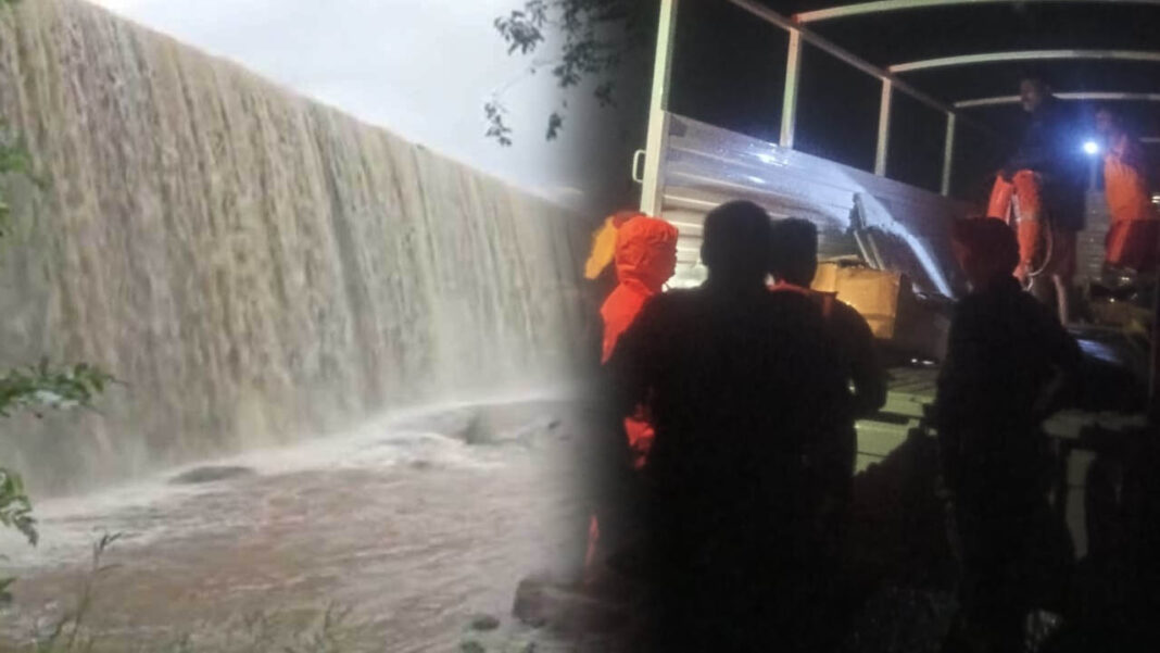 Sirnapalli waterfall | వరదలో చిక్కుకున్న యువకులు.. సిర్నాపల్లి జలపాతం వద్ద ఘటన