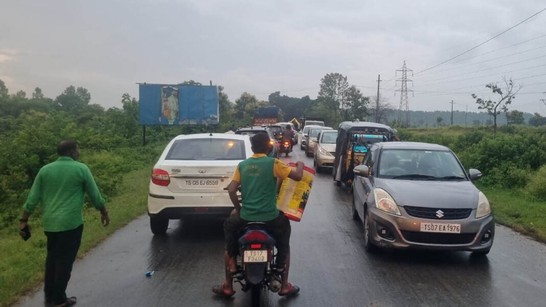 Heavy Rain | రోడ్డు ప్రమాదం జరిగిందని వాహనాలను దారి మళ్లిస్తే.. వరుణుడి అడ్డగింత