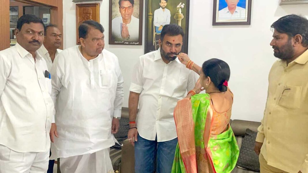 Pocharam's son Bhaskar Reddy | భారాస నేతలపై విరుచుకుపడ్డ పోచారం తనయుడు భాస్కర్​రెడ్డి