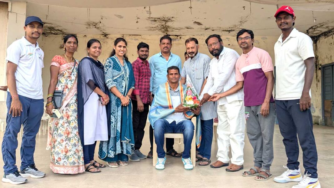 Yoga Association | యోగా అసోసియేషన్​ ఆధ్వర్యంలో డీవైఎస్​వోకు సన్మానం