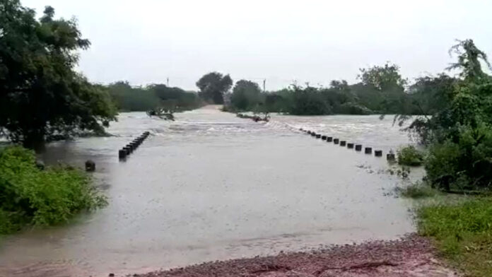 YEllaReddy in waterlogging | కొట్టుకుపోయిన దారులు.. ఎల్లారెడ్డికి బాహ్య ప్రపంచంతో తెగిన బంధాలు