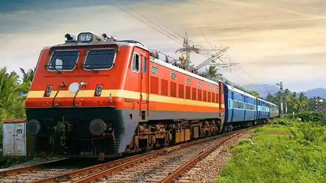 Indian Railways Passenger pushes siblings | దారుణం.. అన్నదమ్ముల్ని రైల్లోంచి తోసేసిన ప్రయాణికుడు