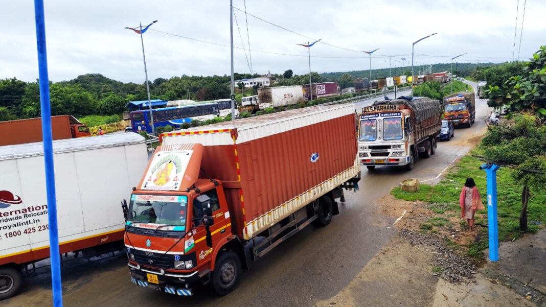 Traffic-jam NH44