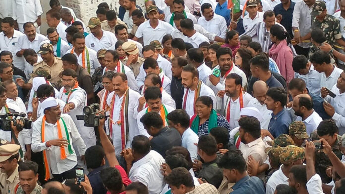 akshara today - PCC PCC Chief | కేసీఆర్ పాలనలో చేసిన అప్పులు రూ. 8 లక్షలు.. పీసీసీ చీఫ్ వ్యాఖ్యలు.. సోషల్ మీడియాలో ట్రోల్