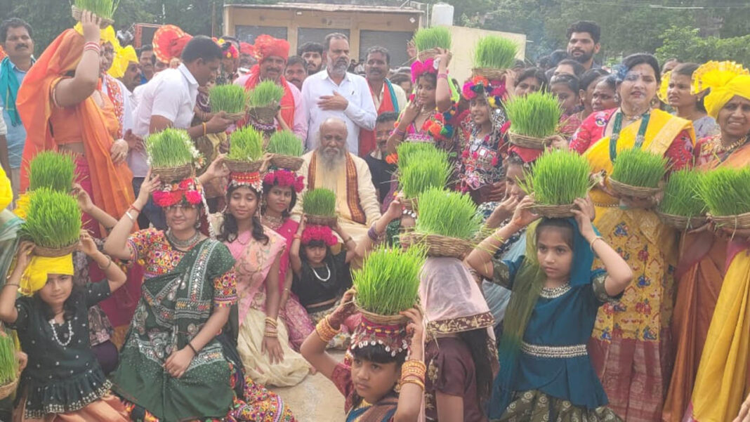 Teej festival | పుడమి తల్లి బానిలో మురిసిన చెలికత్తెలు.. అంబరాన్నంటిన తీజ్​ సంబరం.. సందడి చేసిన బంజారాలు