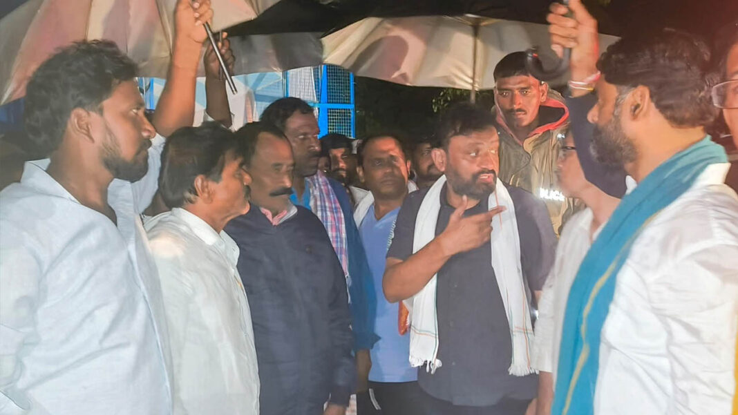 rehabilitation center | మర్పల్లికి వరద తాకిడి.. పునరావాస కేంద్రానికి ప్రజల తరలింపు