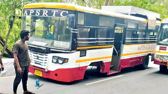 Tirumala ghat road | తిరుమల ఘాట్ రోడ్డులో త‌ప్పిన పెను ప్ర‌మాదం.. ఊడిన ఆర్టీసీ బస్సు టైర్..