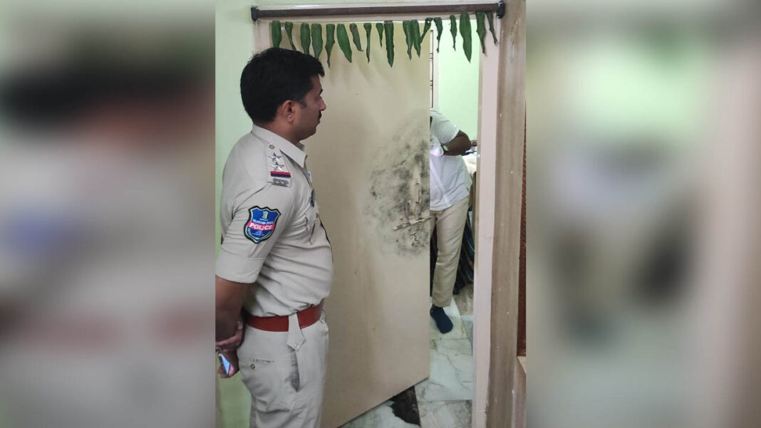 locking the door.. stealing | ఇంట్లో నిద్రిస్తుండగానే.. డోర్​కు గడియపెట్టి.. చోరీ