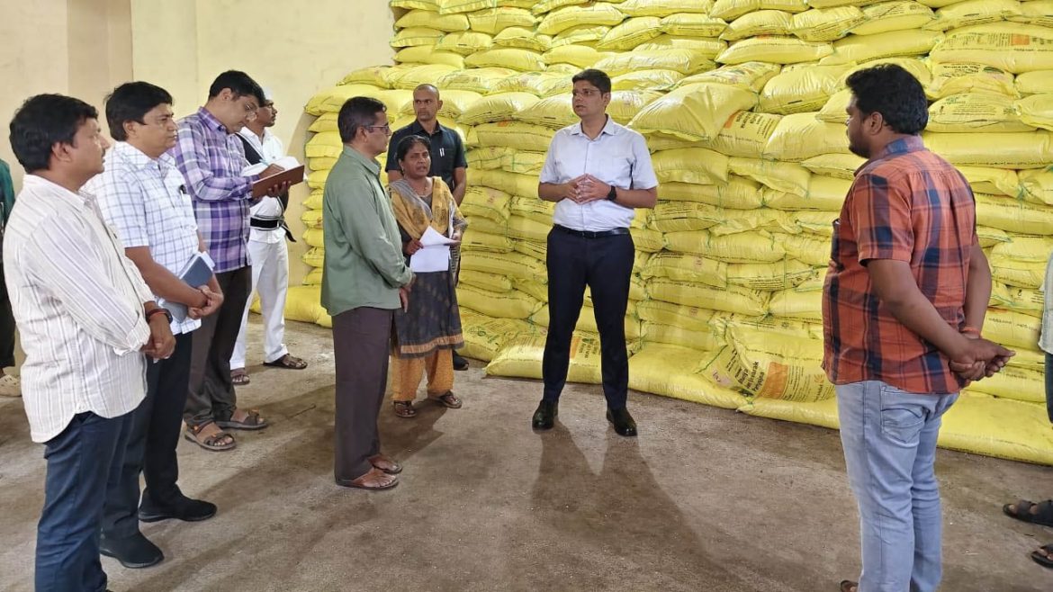 urea problems | రైతులకు యూరియా కష్టాలు.. ఫర్టిలైజర్​ షాపుల్లో కలెక్టర్​ తనిఖీలు