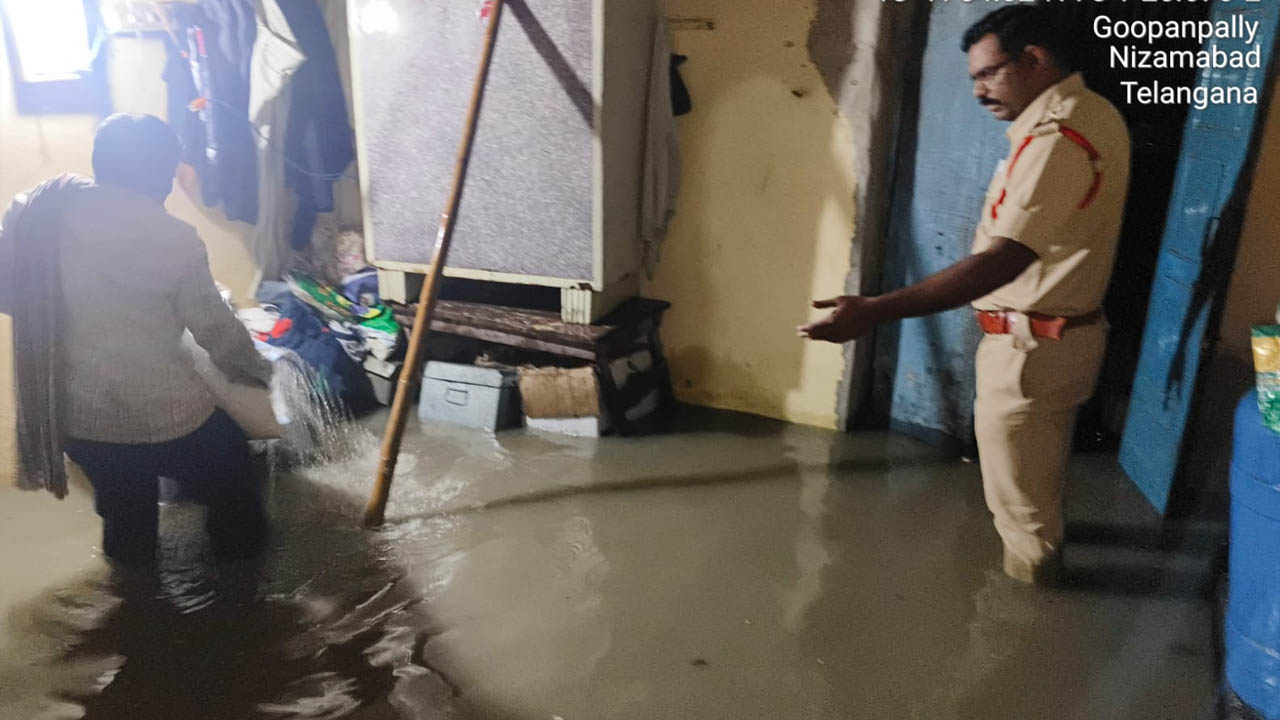 Nizamabad Floods | పులాంగ్, బోర్గాం​ వాగులకు పోటెత్తిన వరద.. నీట మునిగిన శ్రీ చైతన్య పాఠశాల, గుడిసెలు