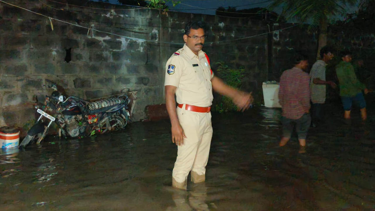 Nizamabad Floods | పులాంగ్, బోర్గాం​ వాగులకు పోటెత్తిన వరద.. నీట మునిగిన శ్రీ చైతన్య పాఠశాల, గుడిసెలు
