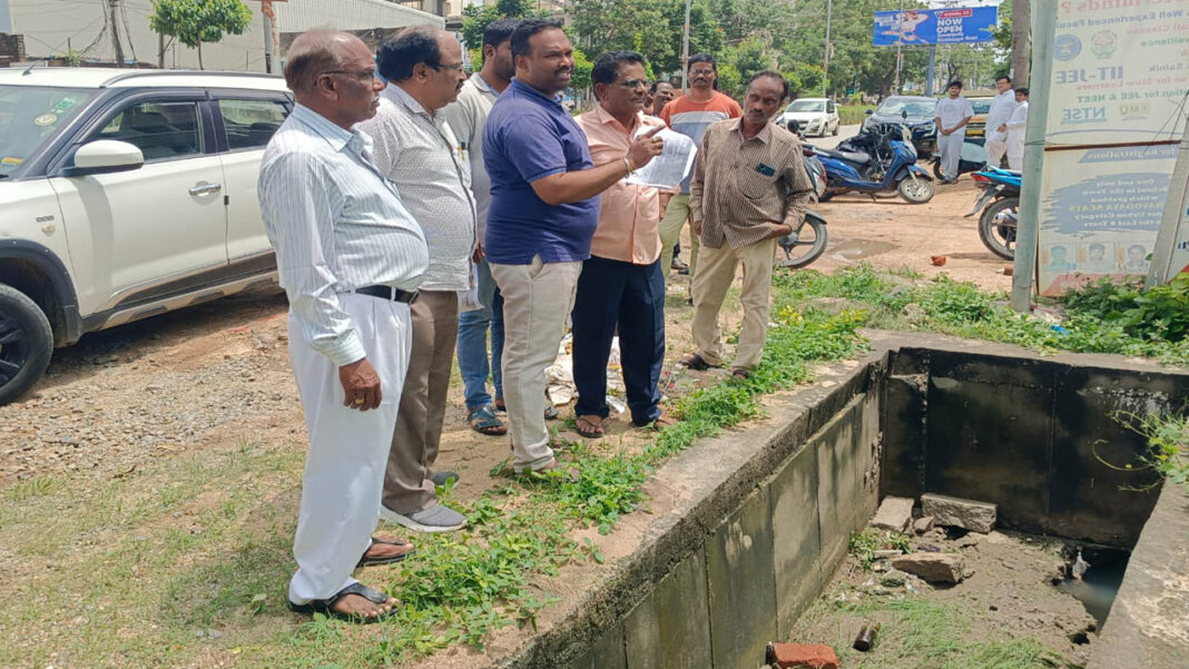 akshara today - kamareddy vasulu Kamareddy Flood troubles | నాలాల ఆక్రమణలతోనే వరద కష్టాలు.. మీడియాతో కామారెడ్డి వాసులు
