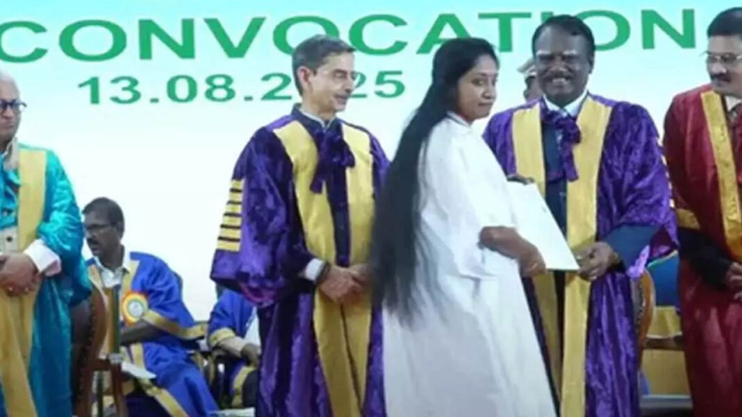 Student refuses Governor | గవర్నర్​ నుంచి డిగ్రీ పట్టా తీసుకునేందుకు నిరాకరించిన విద్యార్థిని