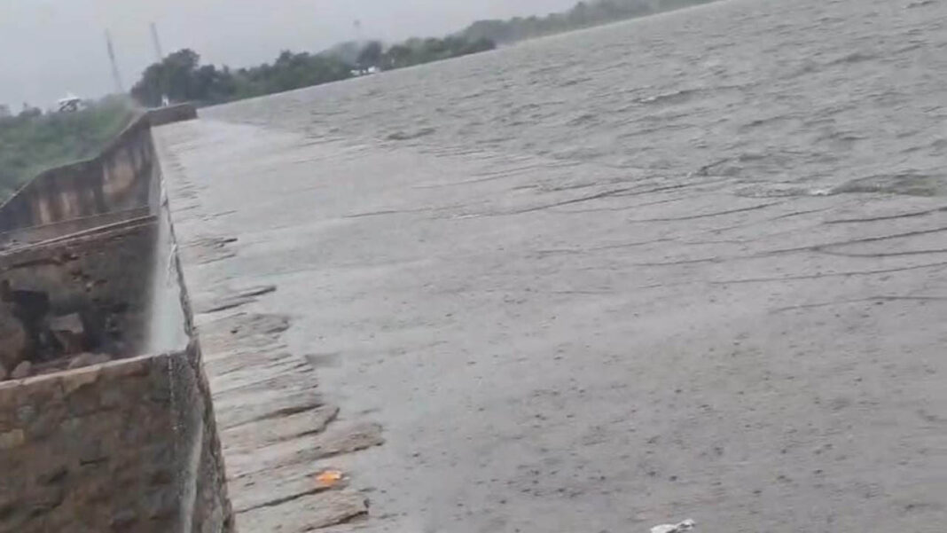 Pocharam project | నిండు కుండలా పోచారం ప్రాజెక్టు.. దూకుతున్న అలుగు