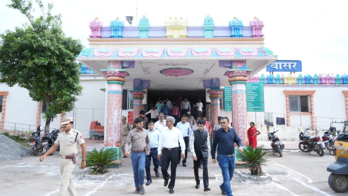 Southern Railway | దక్షిణ రైల్వే జీఎం సంజయ్ కుమార్ శ్రీవాస్తవ విస్తృత తనిఖీలు.. నిజామాబాద్​లోనూ..!