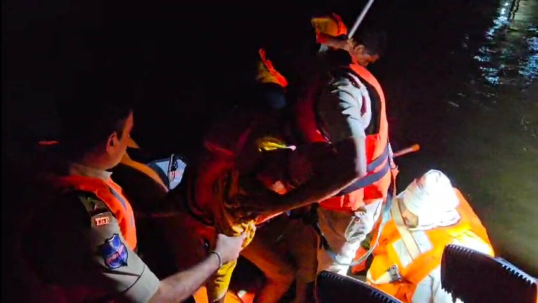 Rescue team rescued | జల దిగ్బంధంలో కందకుర్తి ఆశ్రమం.. చిక్కుకుపోయిన 8 మంది భక్తులు.. రక్షించిన రెస్యూ బృందం