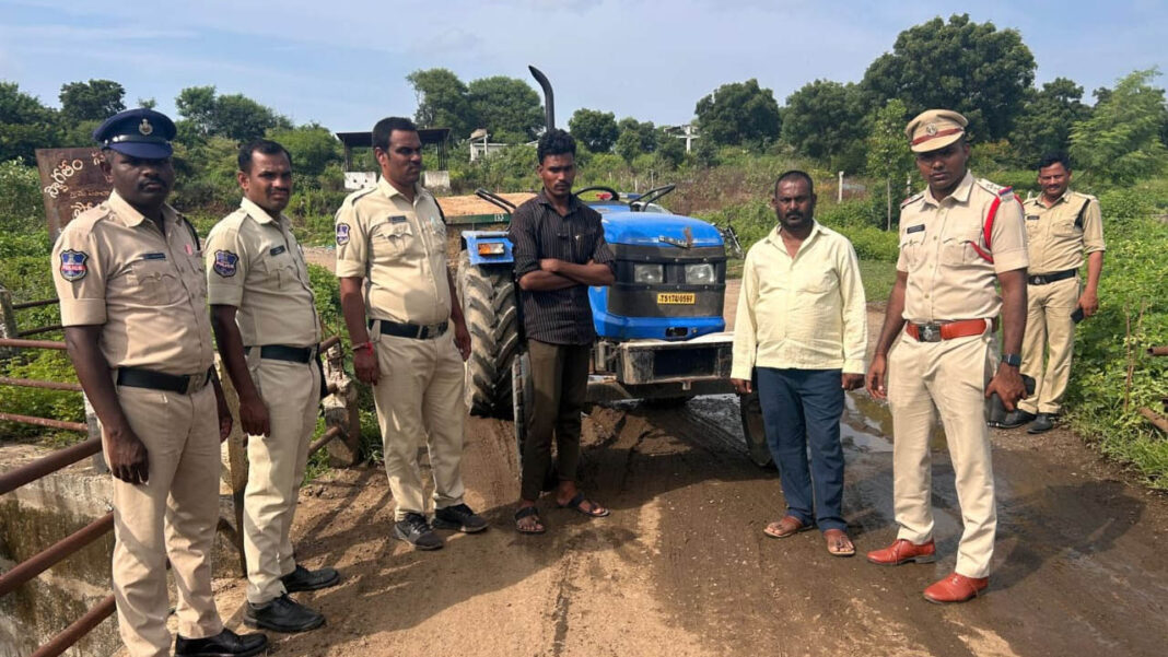 sand Illegal transportation | రూ.900కు కొనుగోలు చేసి.. రూ.9 వేలకు విక్రయం.. ఇందిరమ్మ ఇళ్ల పేరిట ఇసుక అక్రమ రవాణా