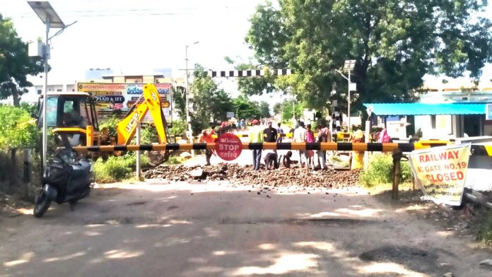 Railway gate