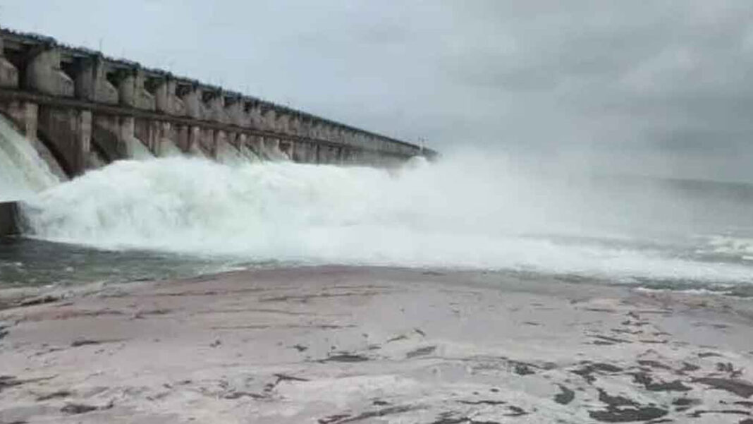 SriramSagar Project lifts gates | శ్రీరామ్​సాగర్ ప్రాజెక్ట్ 25 గేట్ల ఎత్తివేత.. దిగువకు లక్ష క్యూసెక్కుల నీటి విడుదల