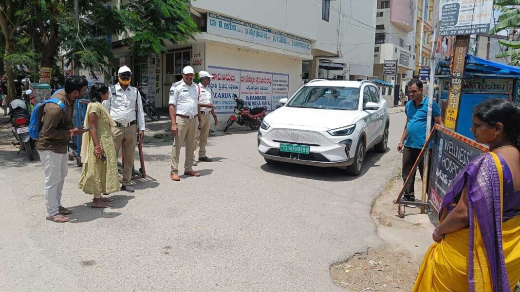 Nizamabad Traffic Police | నగరంలో ట్రాఫిక్​ కష్టాలకు చెక్​.. ఖలీల్​వాడీలో వన్​వే ప్రారంభం