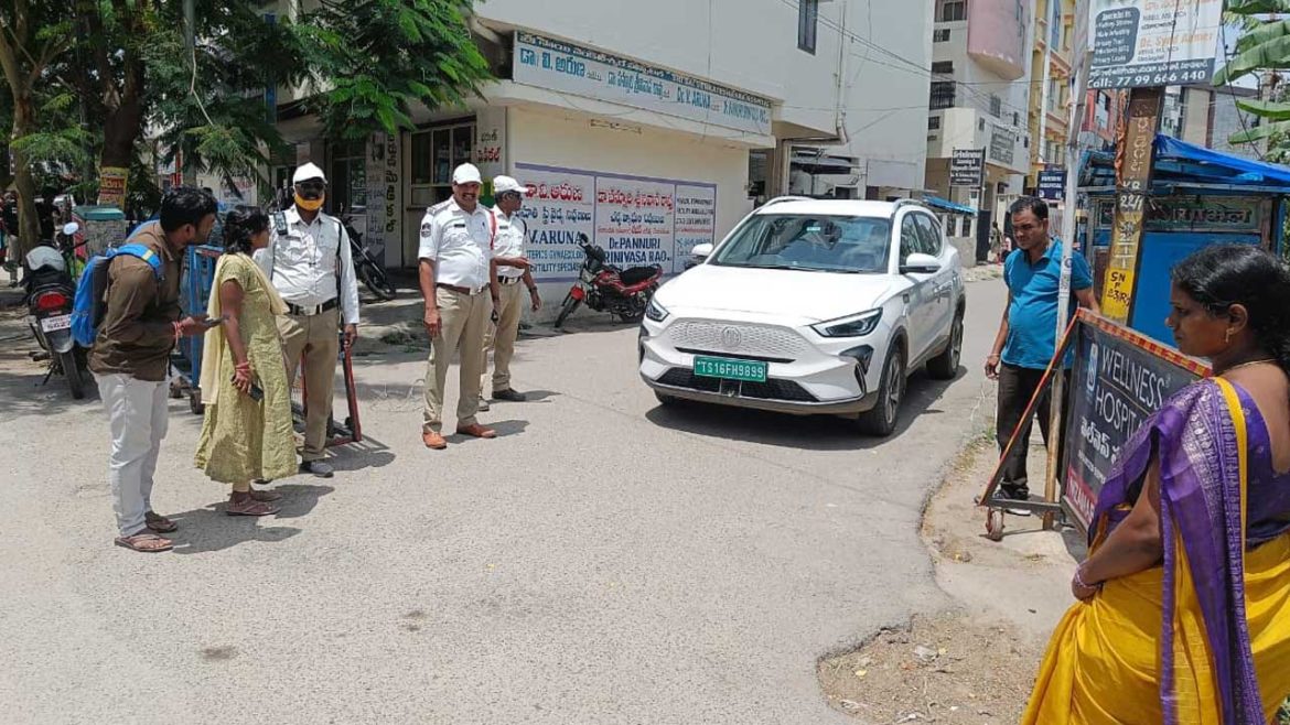 Nizamabad Traffic Police | నగరంలో ట్రాఫిక్​ కష్టాలకు చెక్​.. ఖలీల్​వాడీలో వన్​వే ప్రారంభం