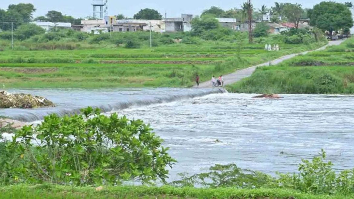 Hyderabad Musi | హైదరాబాద్​లో మూసీ ఉద్ధృతి.. పలు మార్గాల్లో నిలిచిన రాకపోకలు