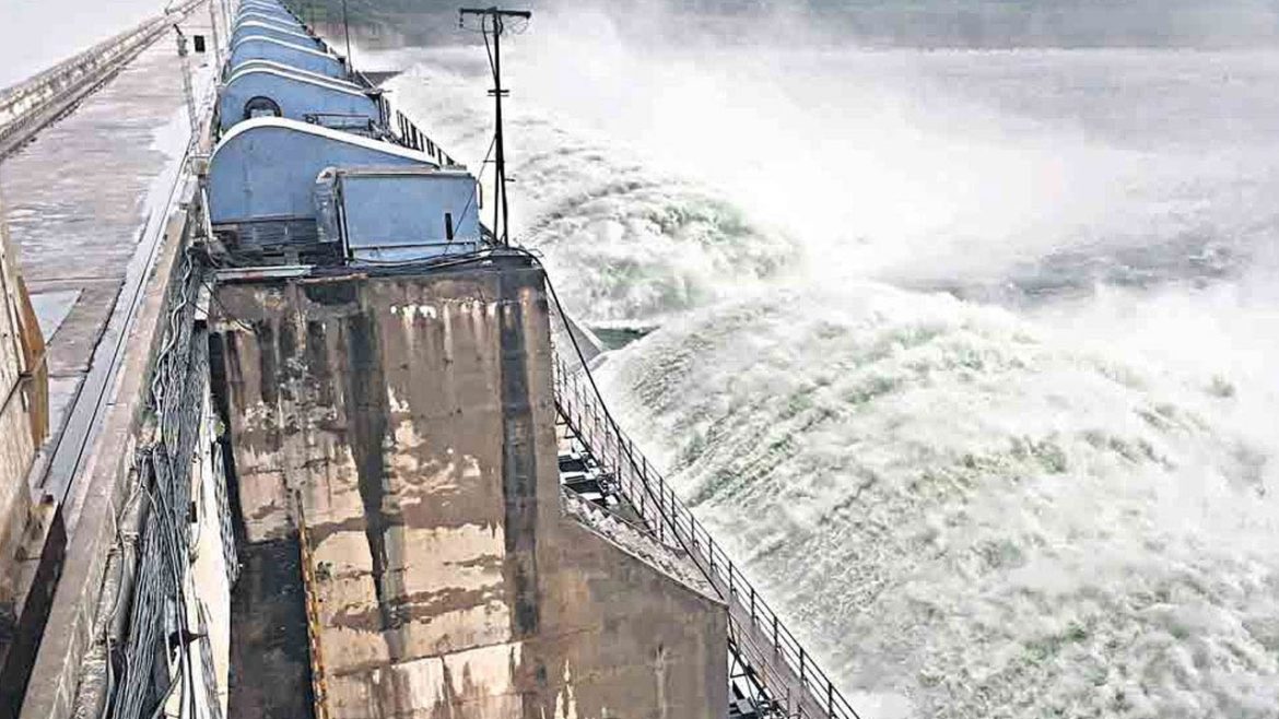 Sriram Sagar Gates Lifted | శ్రీరామ్ సాగర్ ప్రాజెక్టు ఎనిమిది గేట్ల ఎత్తివేత