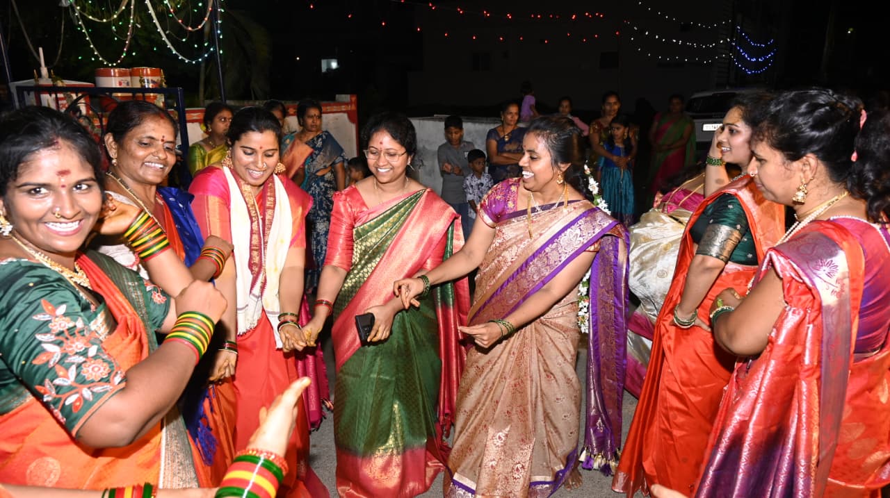 వైభవంగా అమ్మవారి నవరాత్రి వేడుకలు.. భూలక్ష్మి మాతకు బోనాల సమర్పణ
