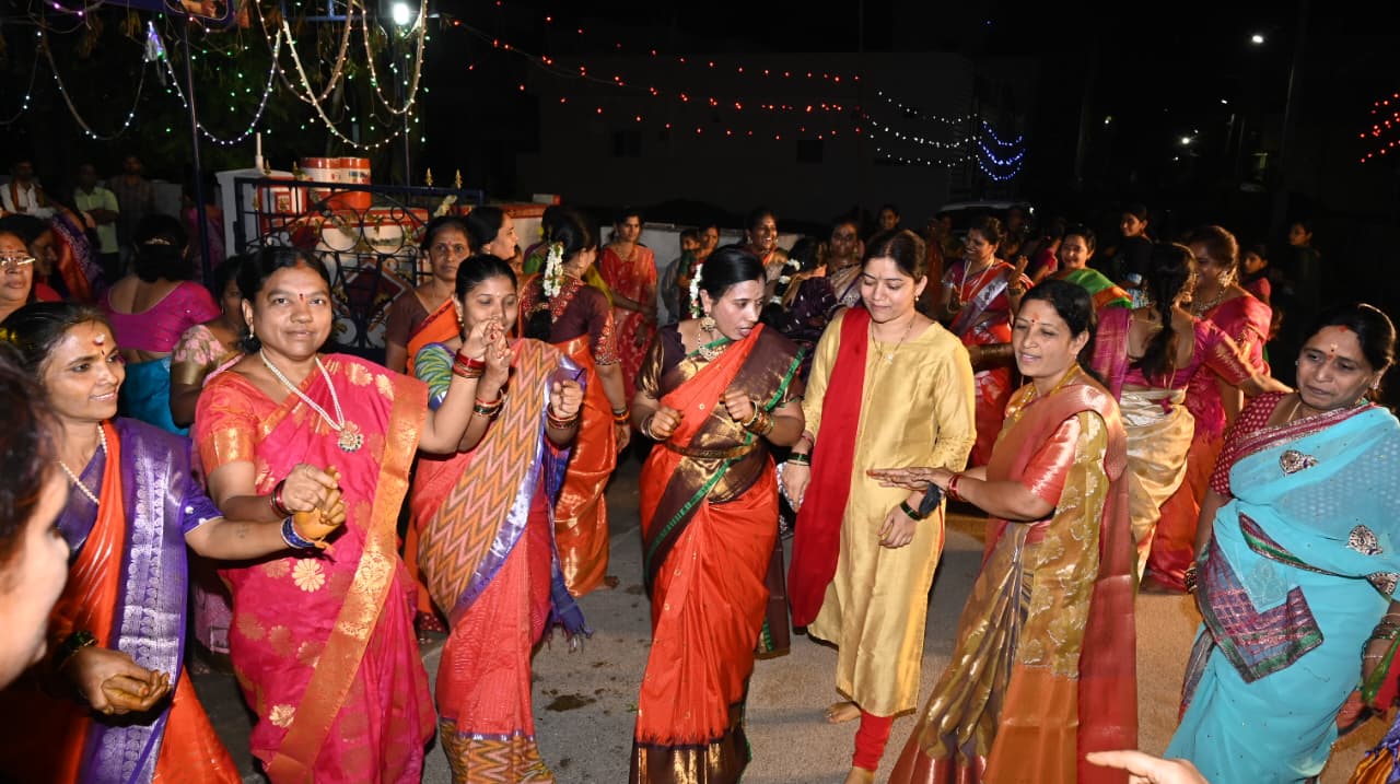 వైభవంగా అమ్మవారి నవరాత్రి వేడుకలు.. భూలక్ష్మి మాతకు బోనాల సమర్పణ