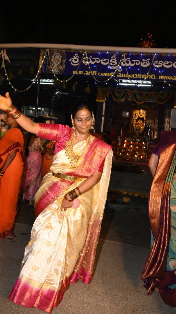 వైభవంగా అమ్మవారి నవరాత్రి వేడుకలు.. భూలక్ష్మి మాతకు బోనాల సమర్పణ