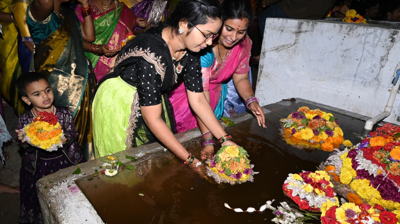 సద్దుల బతుకమ్మ సందడి