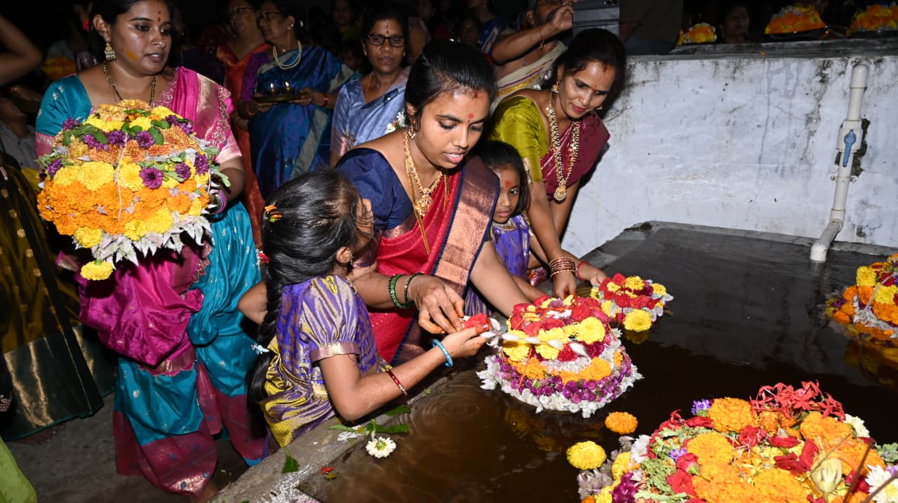 సద్దుల బతుకమ్మ సందడి