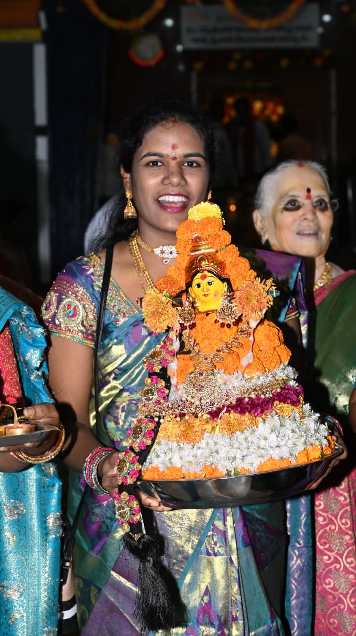 సద్దుల బతుకమ్మ సందడి