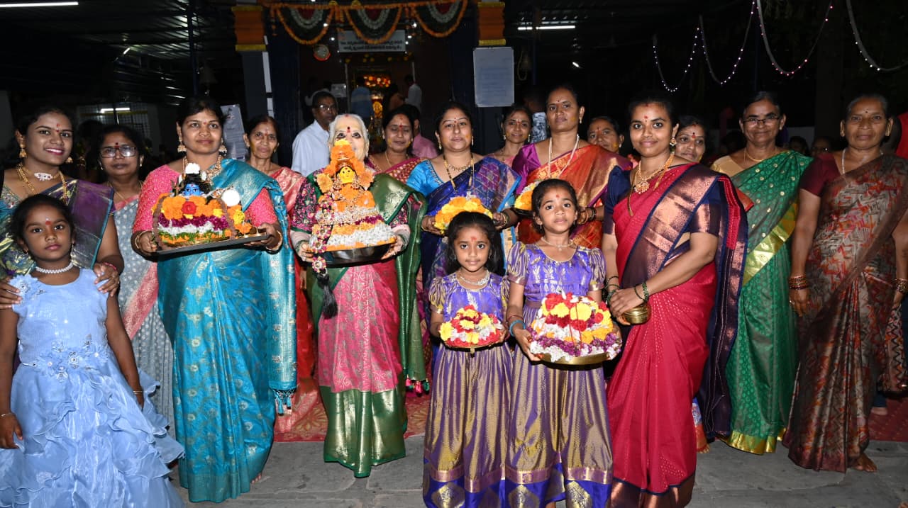 సద్దుల బతుకమ్మ సందడి